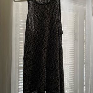 Lululemon workout tank. Can tie in the back or leave it hanging. Size 6